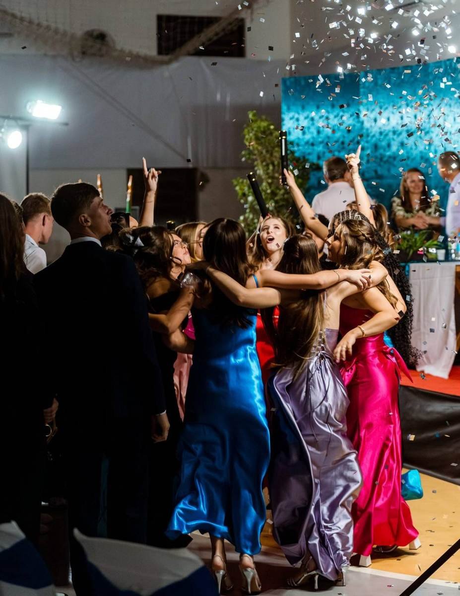 Formandas dançando no palco da colação