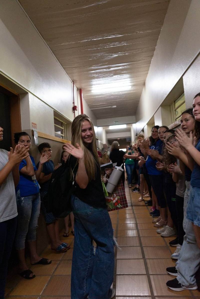 Turma no corredor da escola no último dia de aula