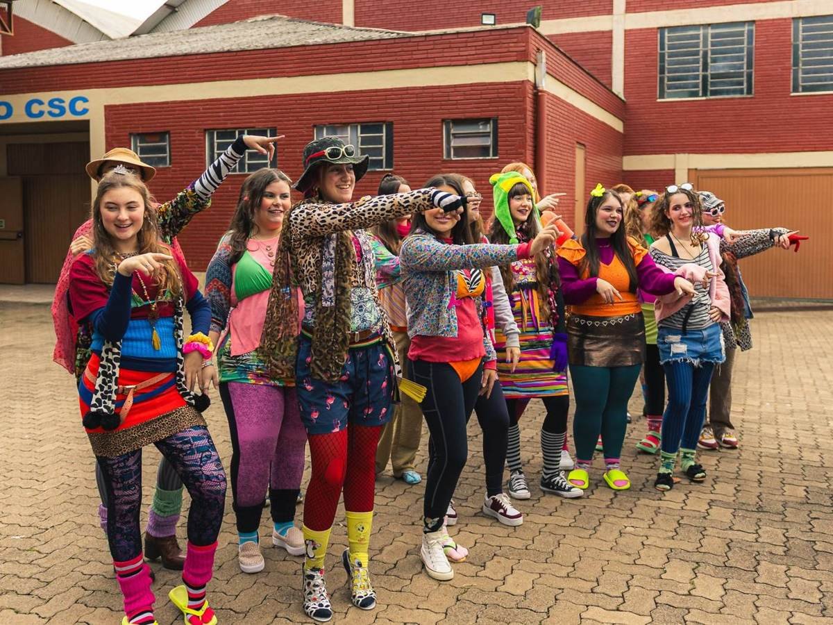 Turma fantasiada no pátio da escola durante o trote