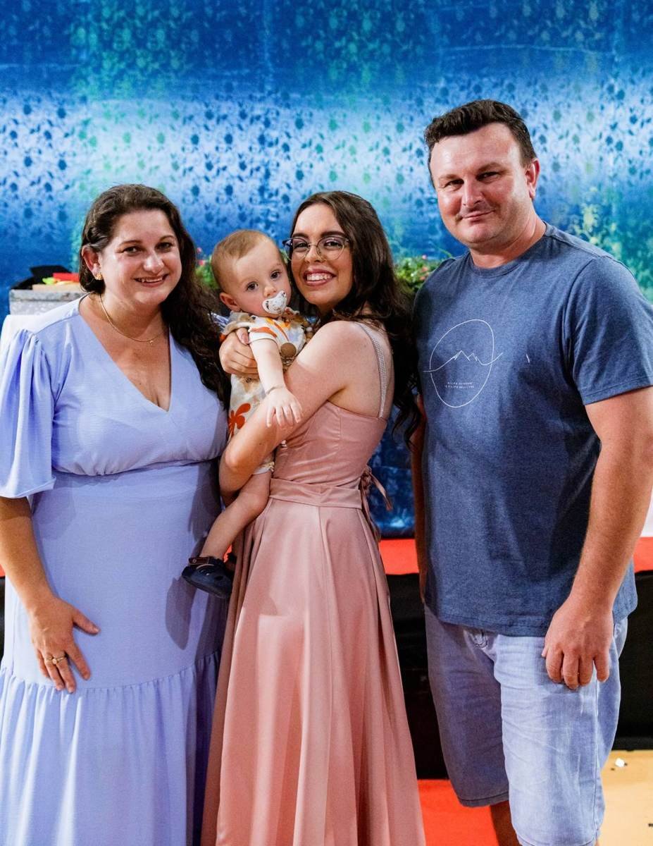 Formanda com a mãe, o pai e o irmão bebê na colação