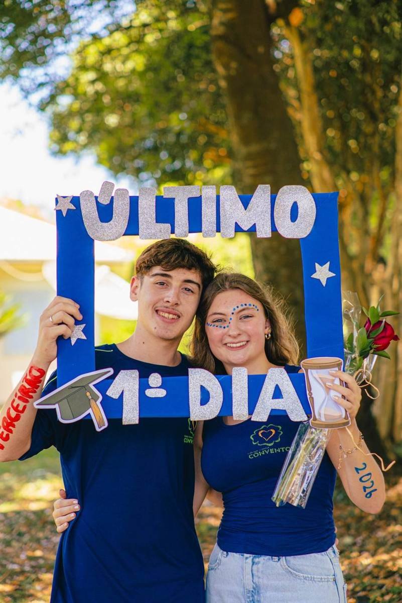 Dupla de formandos com a placa do primeiro dia de aula